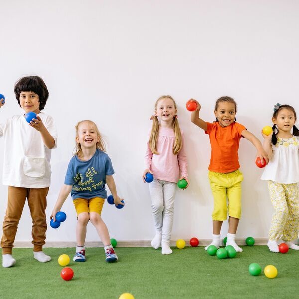 kinderen-spelen-kaatsballen-ballen-spel