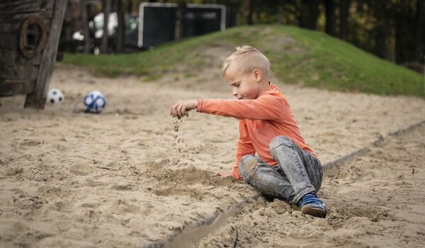 Speelplek maken of redden - jongen in zand - Jantje Beton