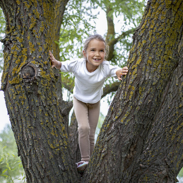 boompjewisselen-meisje-spelen-buiten-jantjebeton