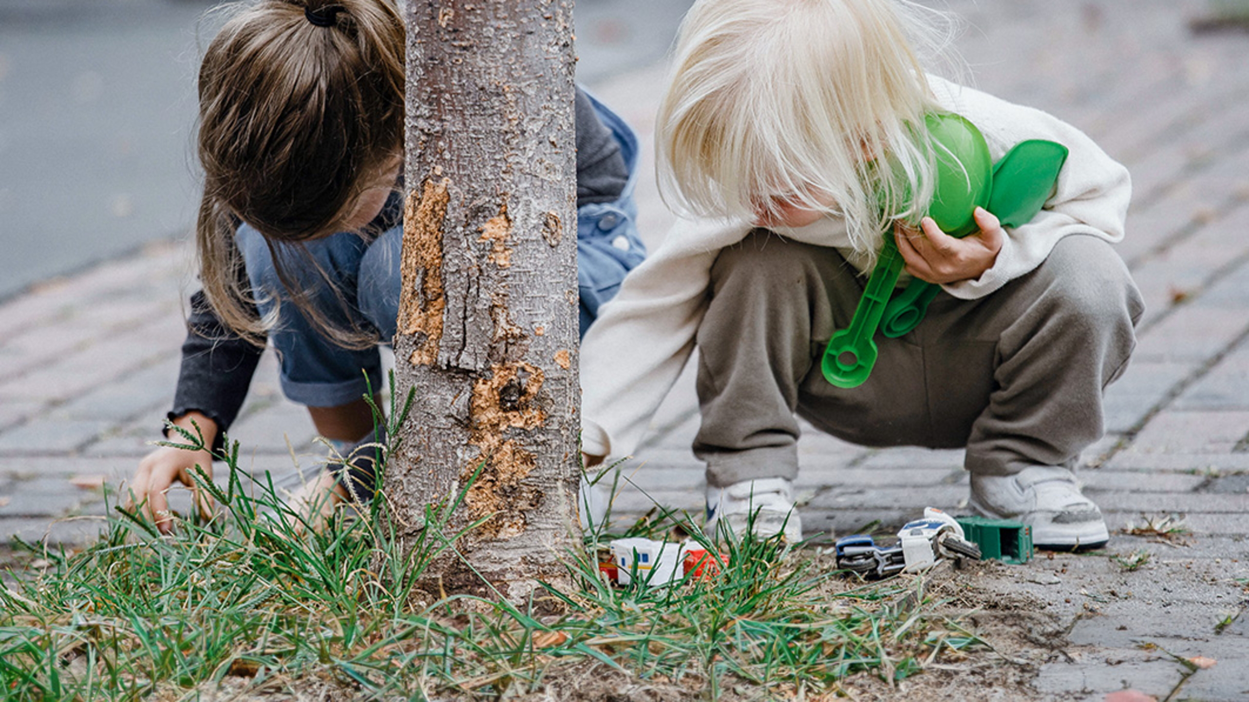 buitenspelen-kinderen-jantjebeton-zoeken-speelgoed